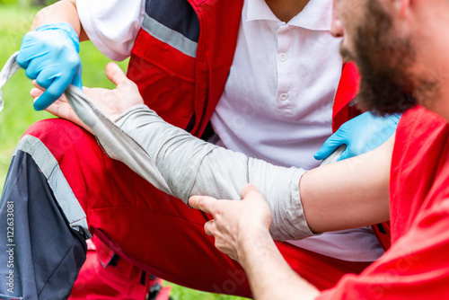 Принти на полотні Medical worker treating burns in the field