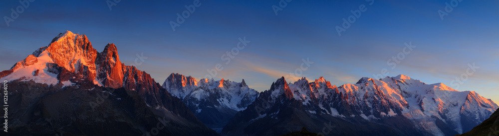 Obraz premium Panorama Alp w pobliżu Chamonix, z Aiguille Verte, Les Drus, Auguille du Midi i Mont Blanc, podczas zachodu słońca.