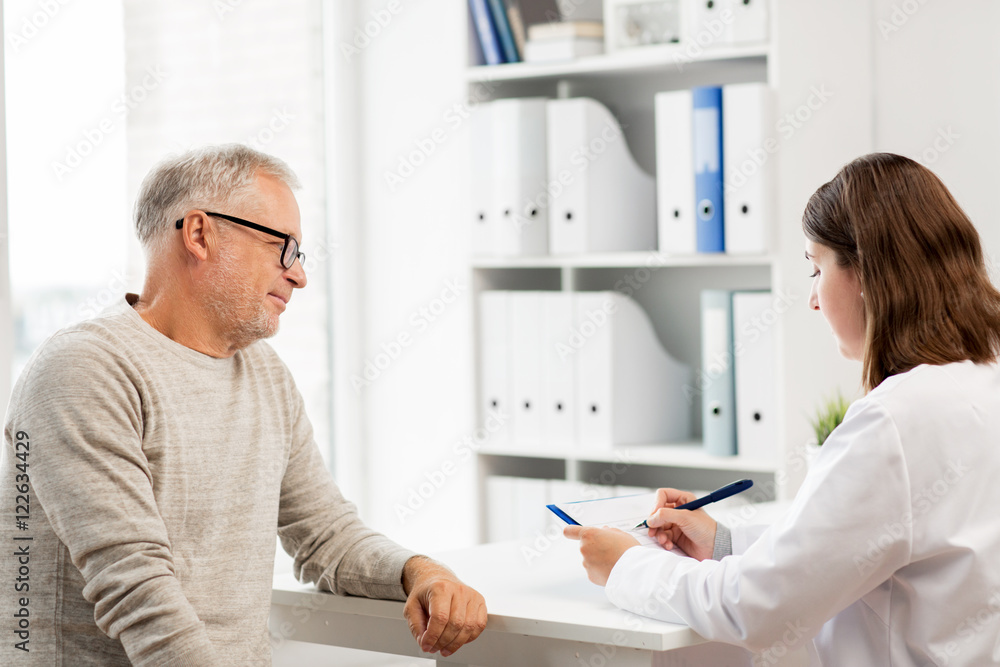 Obraz premium senior man and doctor meeting at hospital