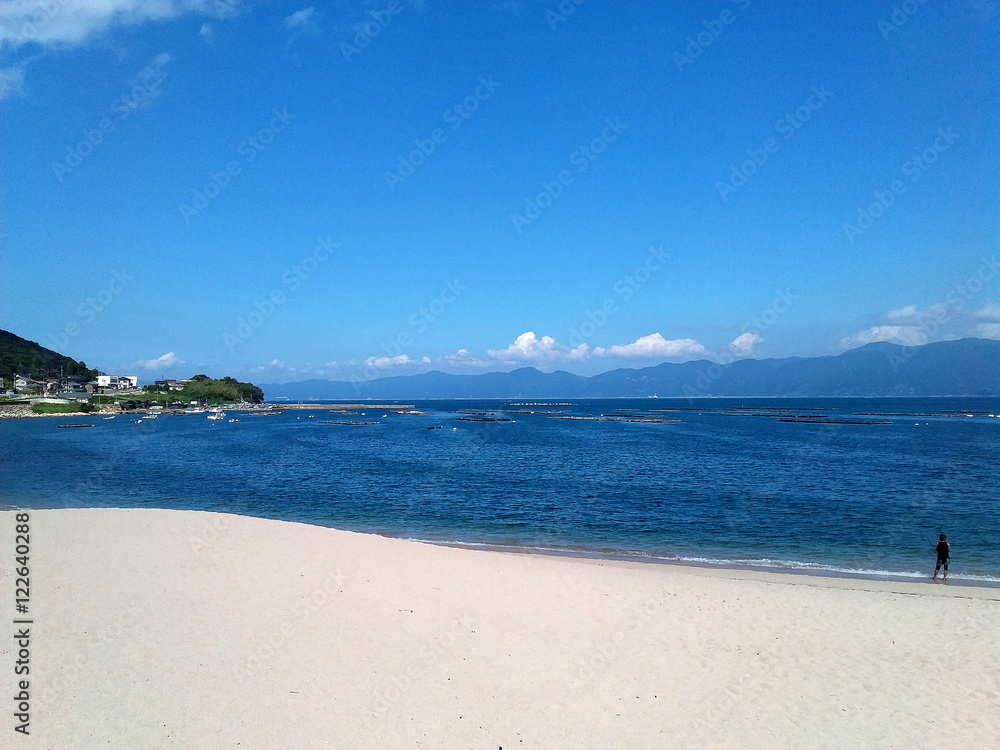 白い砂浜と穏やかな海