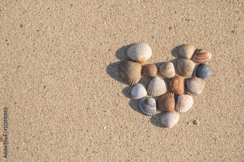 Herz aus Muscheln im Sand