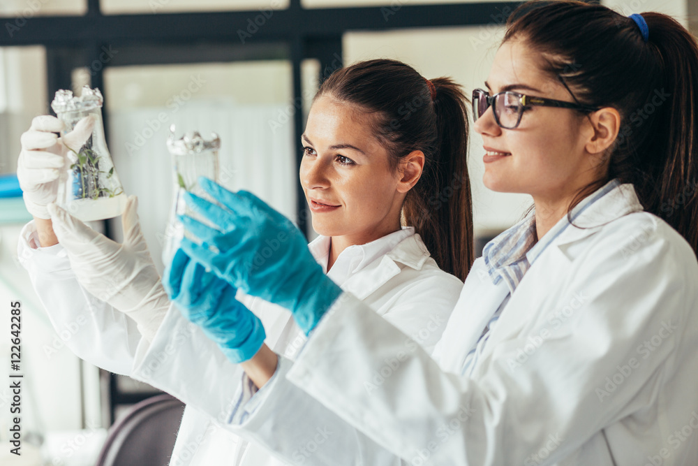 Φωτογραφία Two dedicated female lab scientists meticulously work together, focusing on agriculture genetic plants, applying their expertise to drive agricultural advancements