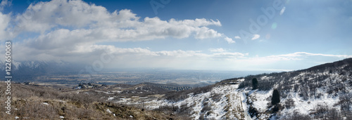 Картината върху платно large panoramic view of snow covered mountains and valley in Uta