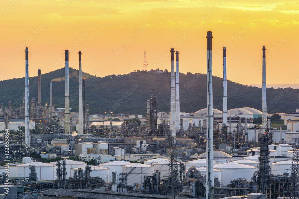 Fototapeta premium gas and oil tank in the Oil refinery industry