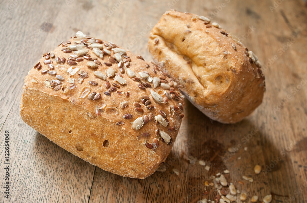 petits pains aux céréales sur table en vieux bois