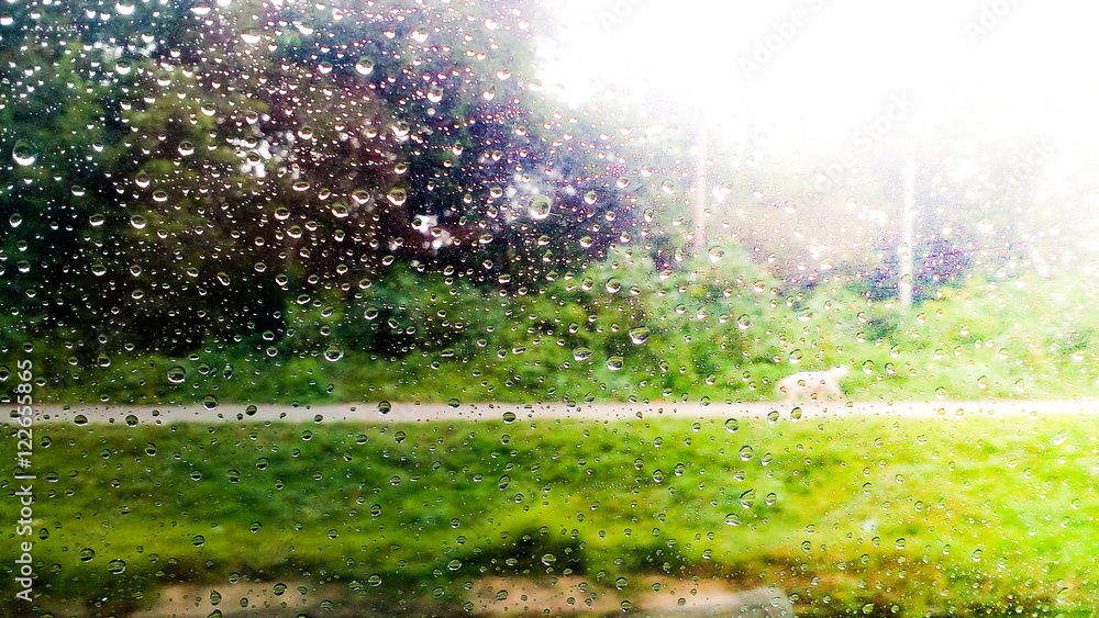 Fototapeta premium Water droplets on a car window.