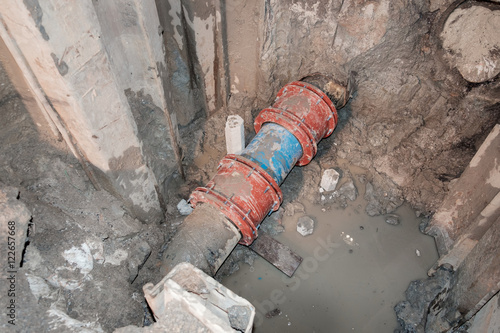 Obraz na plátne cast iron water pipe fix by couple fitting, 400 mm diameter