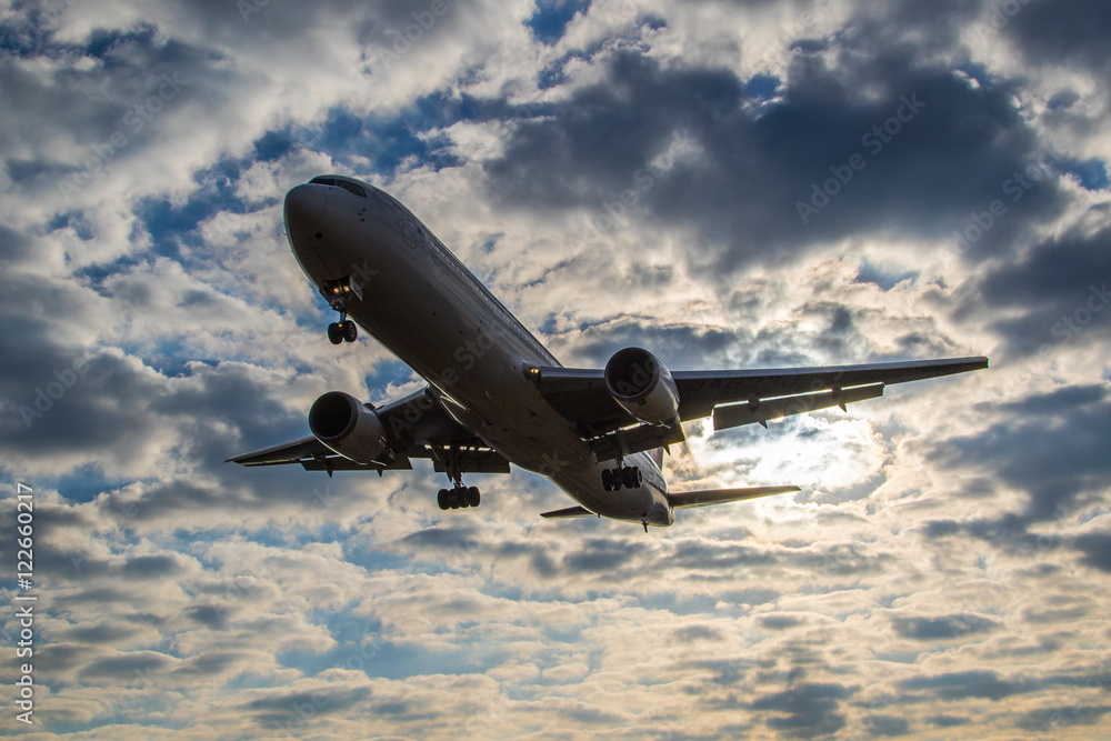 Obraz premium 朝焼けと飛行機