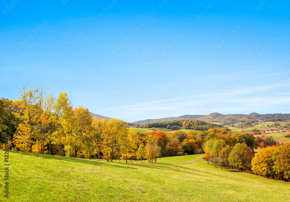 Herbstlandschaft und blauer Himmel als Hintergrund