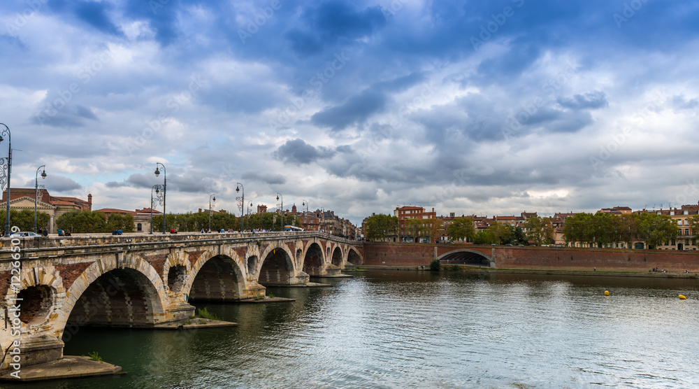 Le Pont Neuf sur la Garonne à Toulouse, Occitanie en France