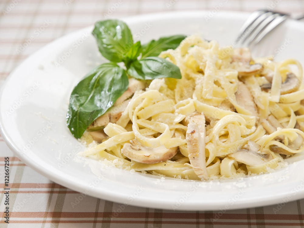 Pasta alfredo with chicken