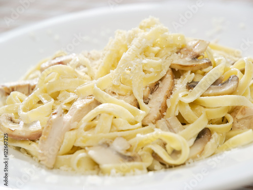 Pasta alfredo with chicken