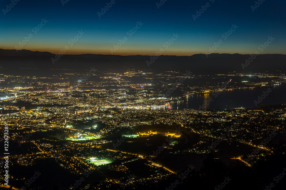 Obraz premium Aerial view of the city of Geneva at night.