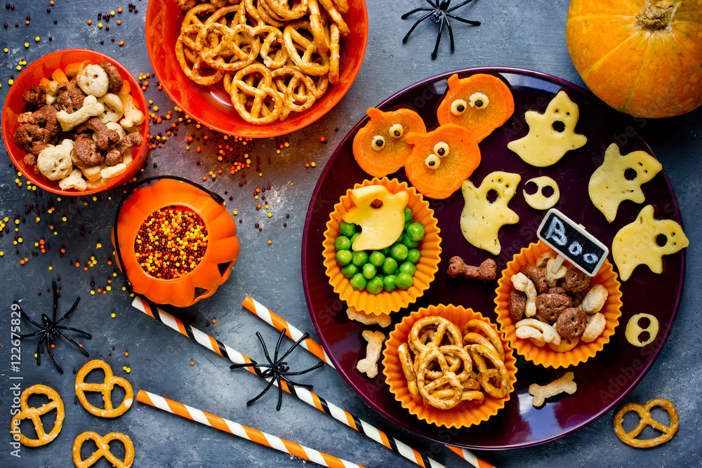Obraz premium Traditional snack for Halloween, healthy and delicious party snack