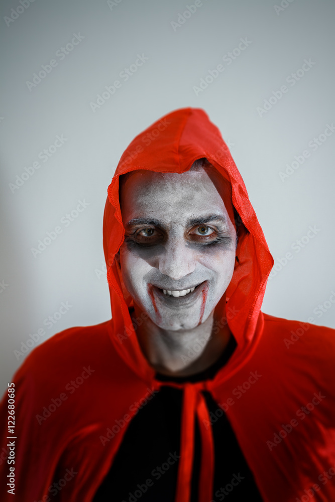 Fototapeta Mężczyzna przebrany za wampira na Halloween