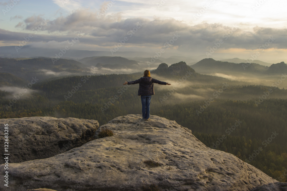 Obraz premium Kleiner Winterberg view. Fantastic dreamy sunrise on the top of the rocky mountain with the view into misty valley