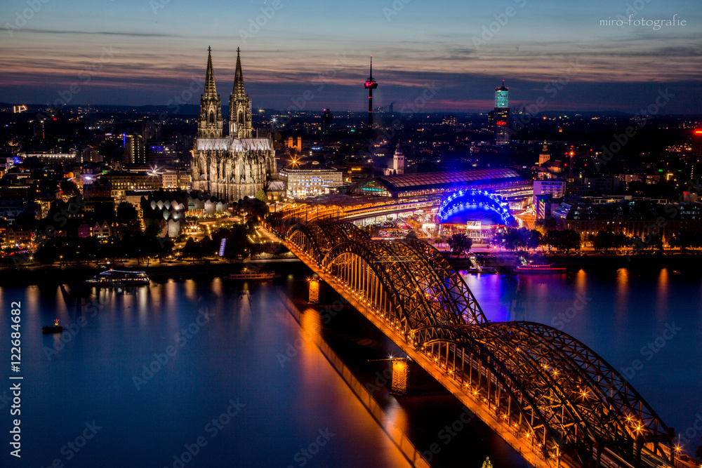 Abenddämmerung in Köln