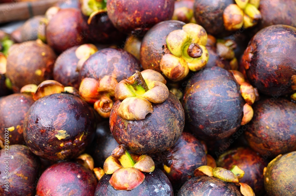 Obraz premium Purple mangosteen fruit at an Asian market