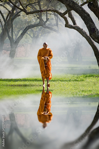 Photos Buddhist monk walk receive food in the morning, among cold weather and fog, Vint