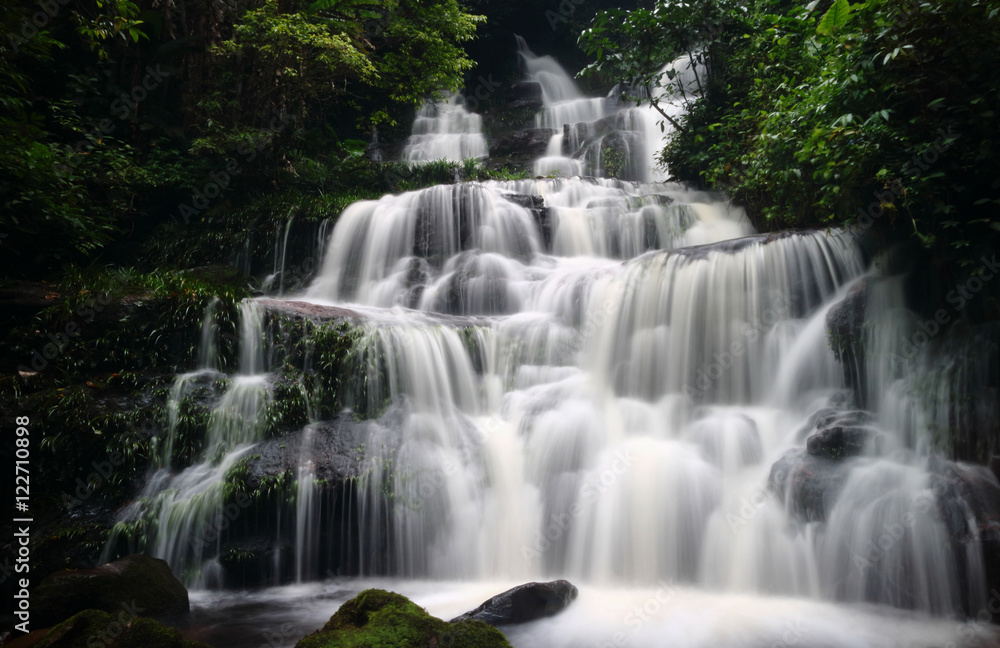 Obraz premium Mandang waterfall in Thailand,With pink flowers near the waterfall.