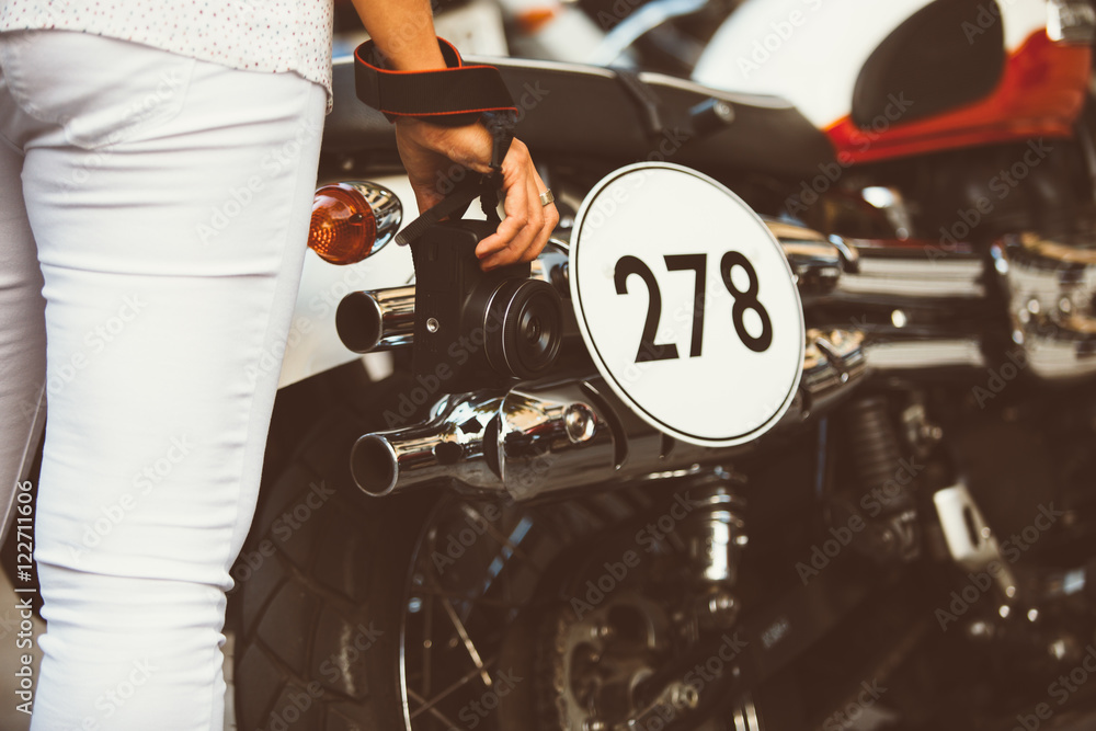 Obraz premium Woman with camera at cool motorbike