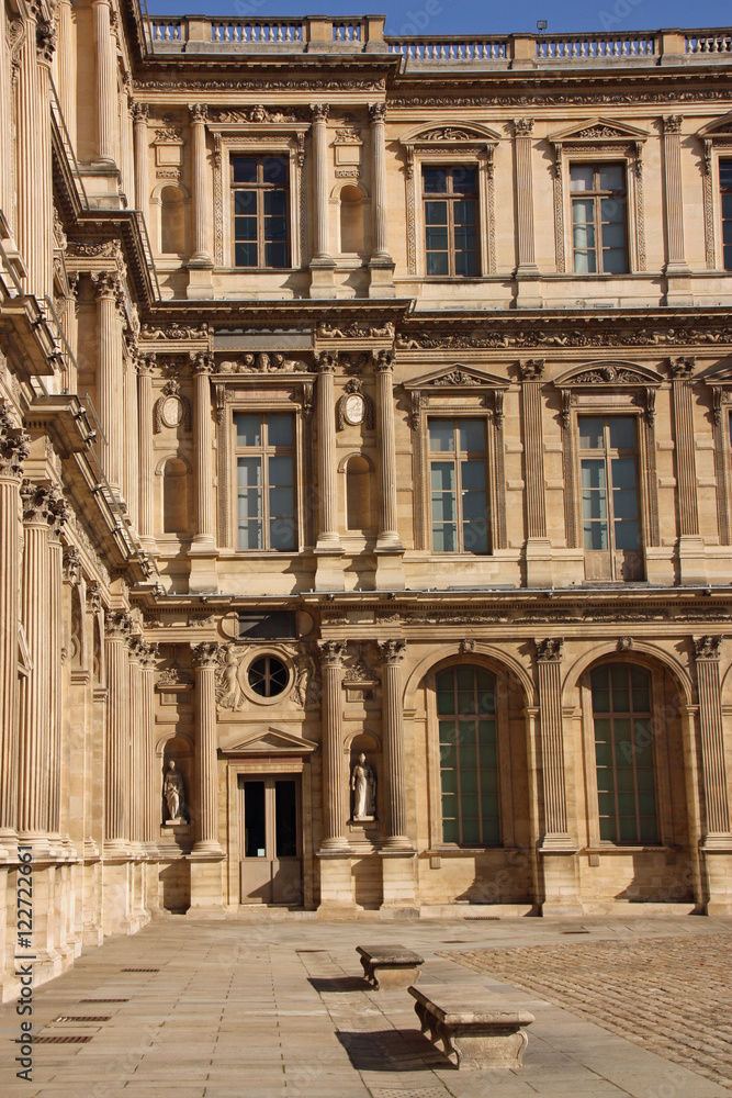 Façade à colonnes Cour Carrée du Louvre à Paris, France