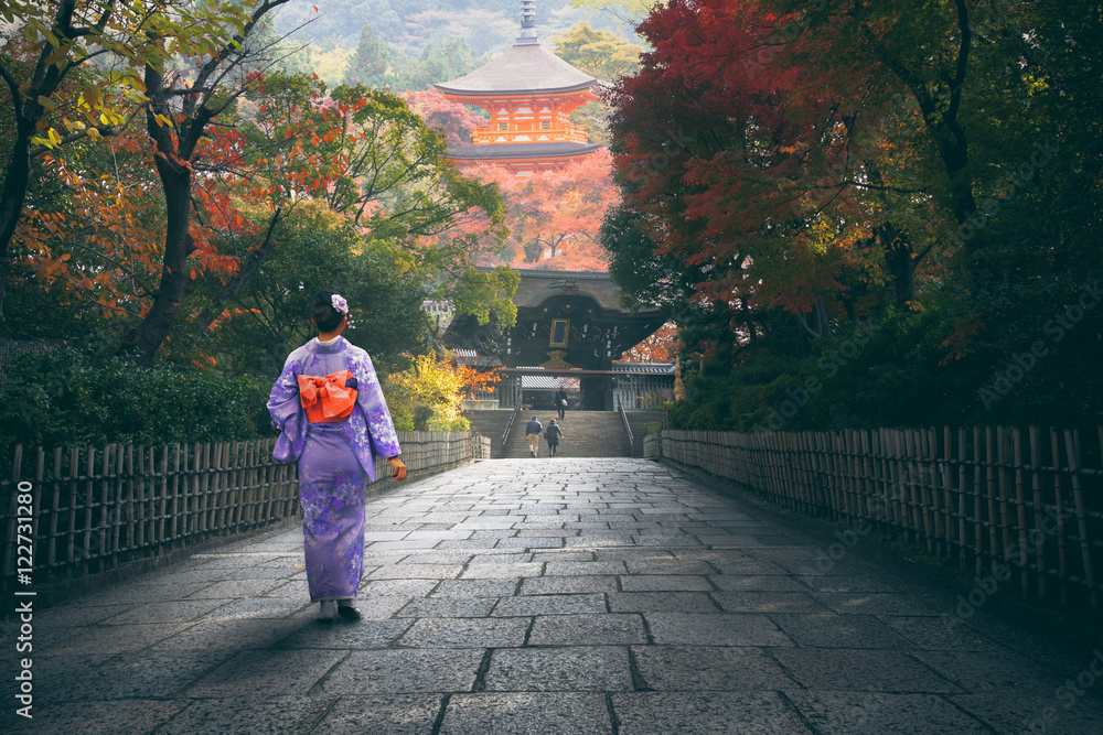 Naklejka premium Japonka idąca do czerwonej pagody, Japonia