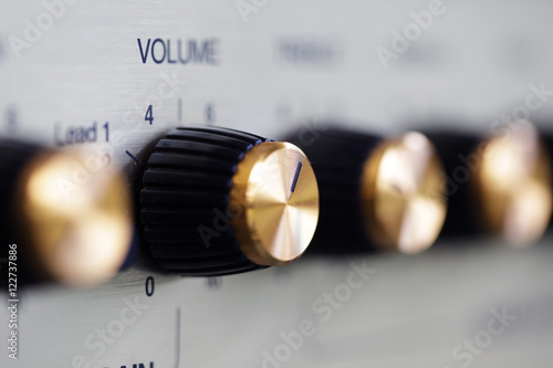 Fotografie volume knob on guitar amplifier