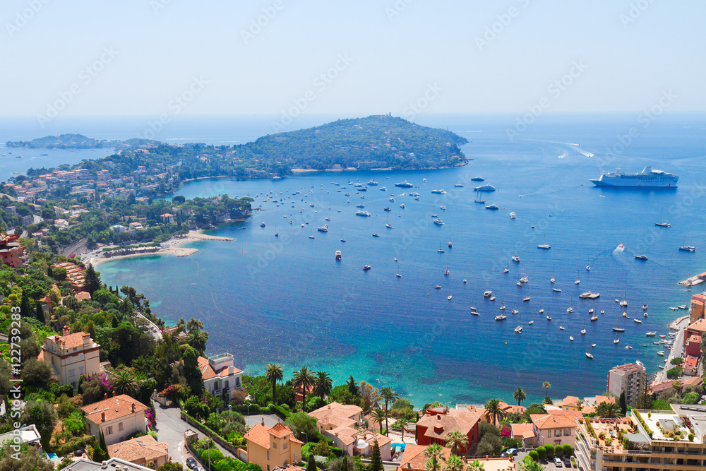 Naklejka premium krajobraz wybrzeża riwiery i turkusowych wód Morza Śródziemnego, Lazurowe Wybrzeże w słoneczny letni dzień, Francja