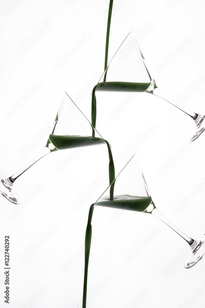 liquido,verde,versato su bicchiere da cocktail 
