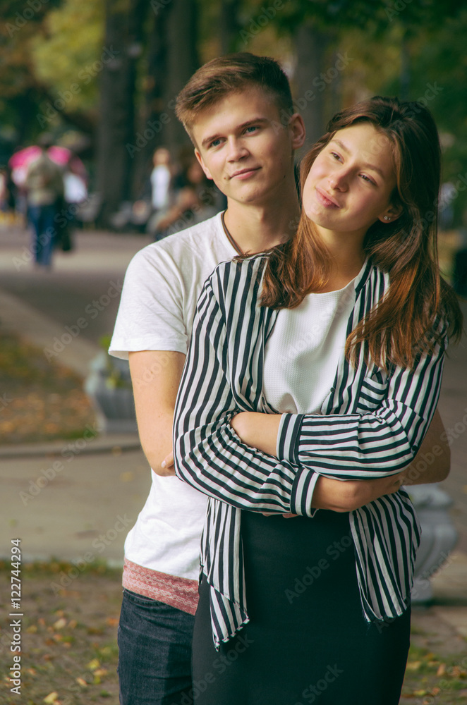 Obraz premium Romantic couple together in a park in autumn