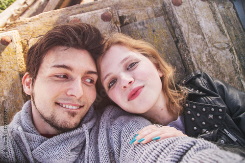 Foto Pareja joven y enamorada pasando momentos felices juntos