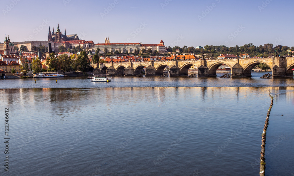 Prag Moldau Fluss und Karlsbrücke Blick auf Kleineseite bei Sonnenuntergang