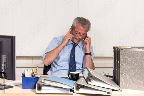 Photos Mann mit Burnout Stress am Schreibtisch