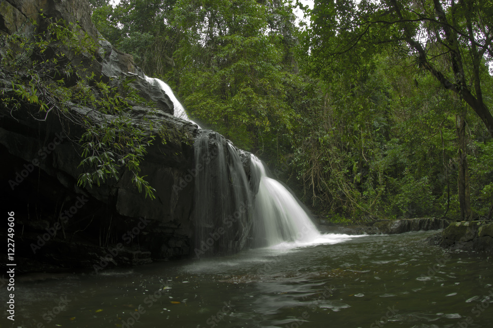 Obraz premium Deep forest waterfall at pang sida waterfall National Park sa kaeo Thailand