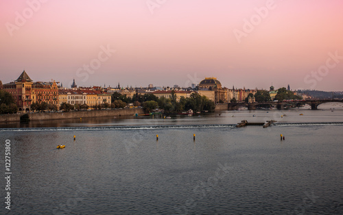 Prag Moldau Fluss und Karlsbrücke Blick auf Kleineseite bei Sonnenuntergang