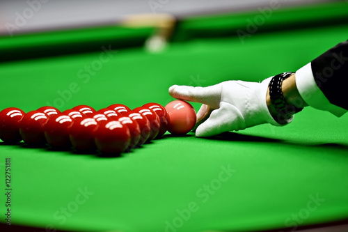 Obraz na plátně Snooker referee arranging pink ball