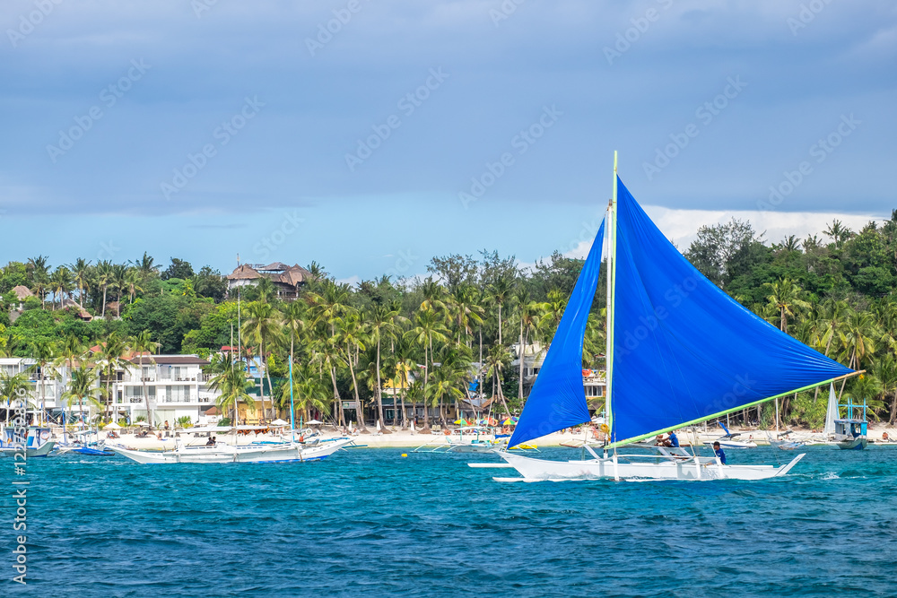 Obraz premium Traditional philippines sailing boats at White Beach of Boracay