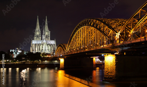 Der Dom zu Köln und die Hohenzollernbrücke bei Nacht