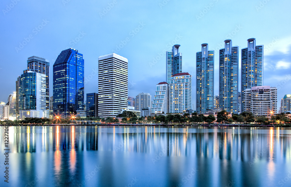 Fototapeta premium Benjakiti Park w centrum dzielnicy biznesowej