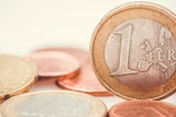 Ein Euro im Hintergrund Cent Stücke Währung
