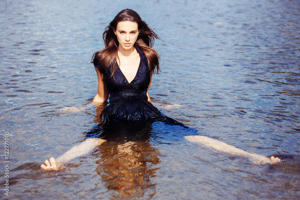 Fototapeta premium Sexy young girl sits in the water