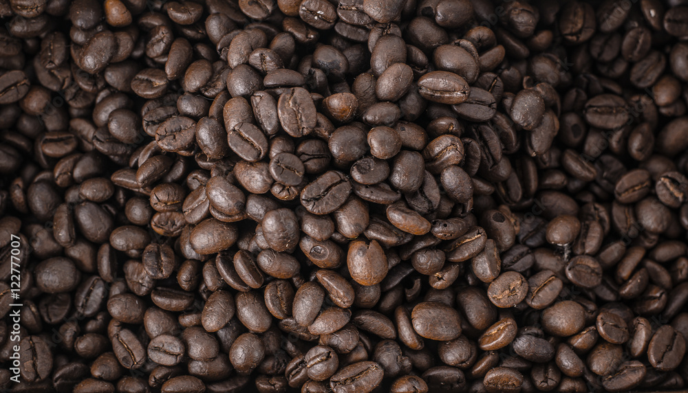 Fototapeta premium roasted coffee beans, can be used as a background 