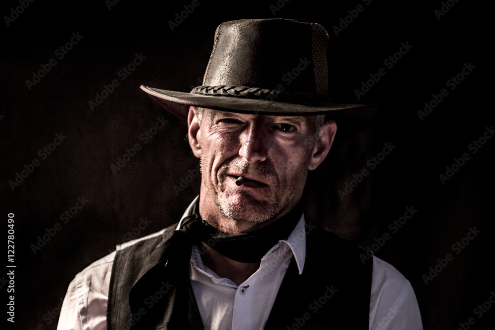 portrait d'un vieux cowboy avec un cigare portrait d'un vieux cowboy avec un cigare