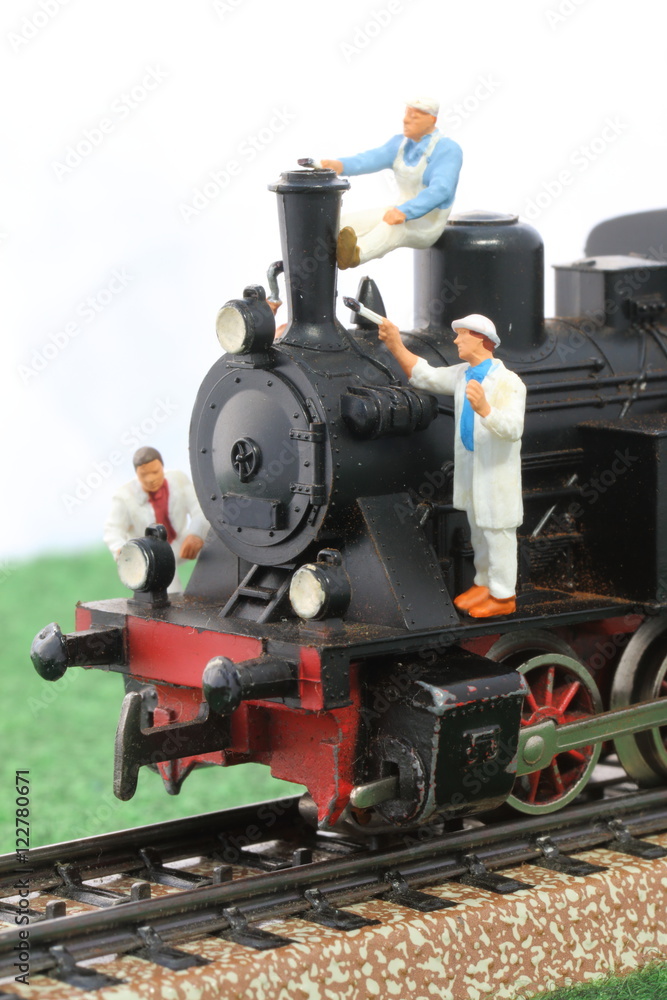 Naklejka premium Modellbau, Männchen streichen Dampflok an