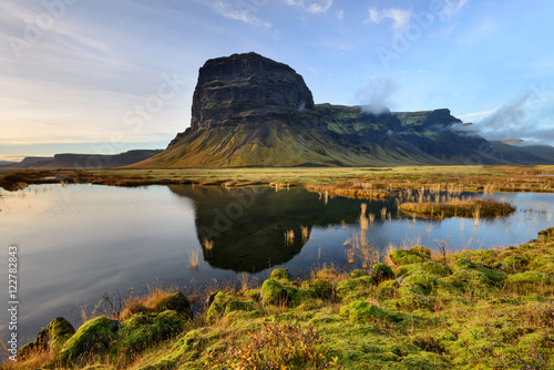 Schilderij op canvas Monte Lomagnupur, um promontório íngreme na costa sul da Islandia