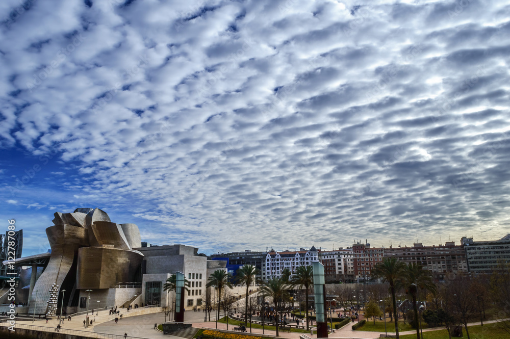 Nubes sobre el museo Guggenheim de Bilbao