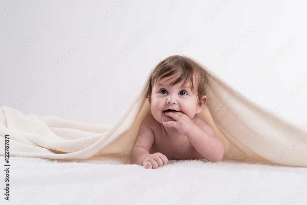 glückliches baby unter decke werbefoto glückliches baby unter decke werbefoto