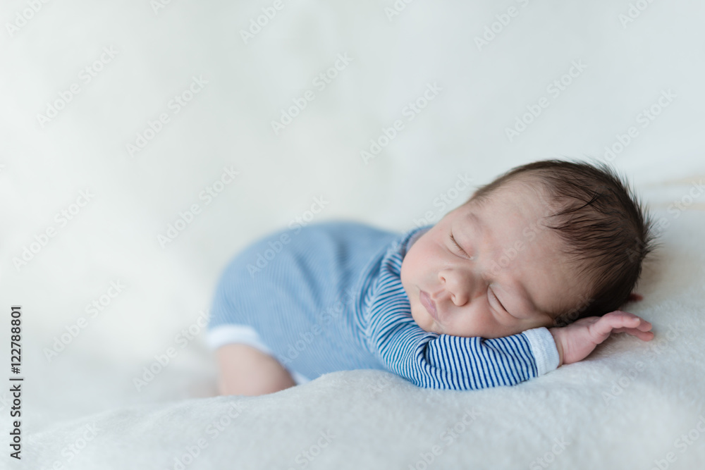 Neugeborenes Baby schläft zufrieden auf Decke StockFoto Adobe Stock