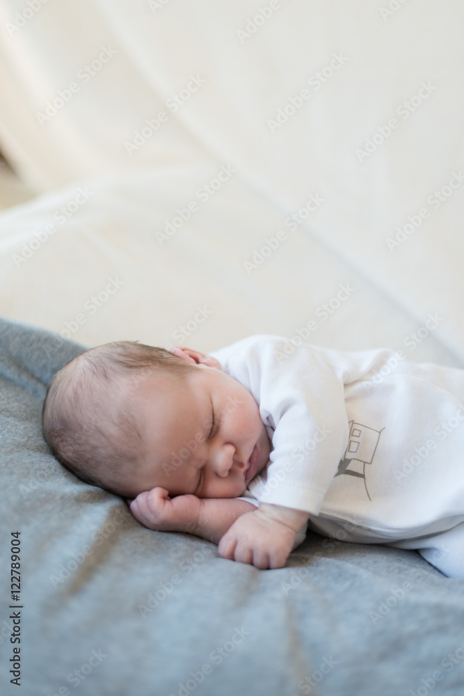 Neugeborenes Baby schläft zufrieden auf Decke Neugeborenes Baby schläft zufrieden auf Decke